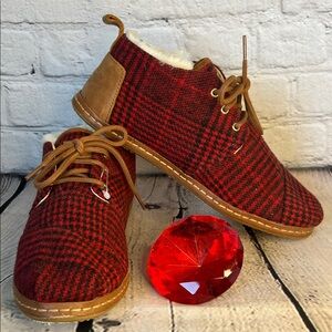 * TOMS Bota Chukka Boots in red plaid felt with a leather wrap